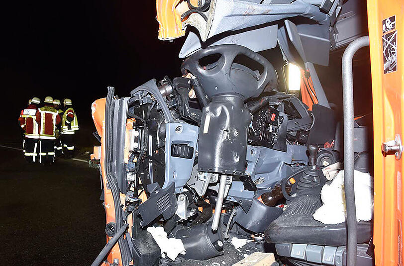 Schwerer Unfall mit einem Lkw einer Großbäckerei bei Forstinning: die Bilder.