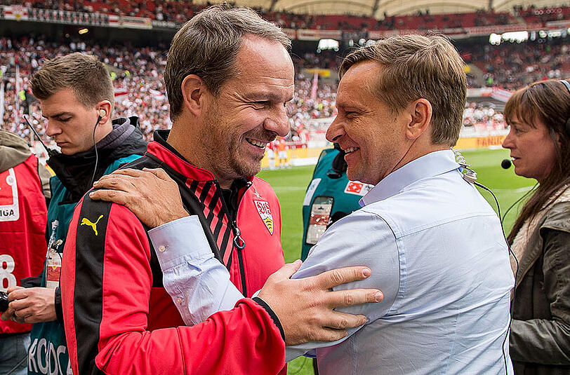 20. September 105: Stuttgarts Trainer Alexander Zorniger (links) und Schalkes Sportdirektor Horst Heldt begrüßen sich am Rande der Bundesliga-Partie in der Mercedes-Benz Arena.
