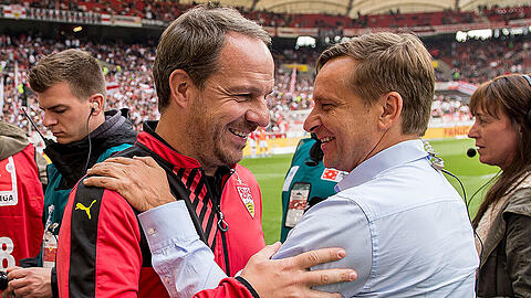 20. September 105: Stuttgarts Trainer Alexander Zorniger (links) und Schalkes Sportdirektor Horst Heldt begrüßen sich am Rande der Bundesliga-Partie in der Mercedes-Benz Arena.