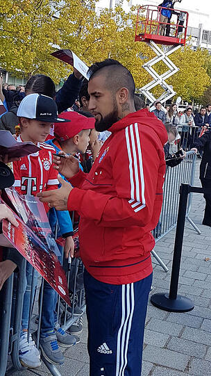 Arturo Vidal gibt Autogramme.