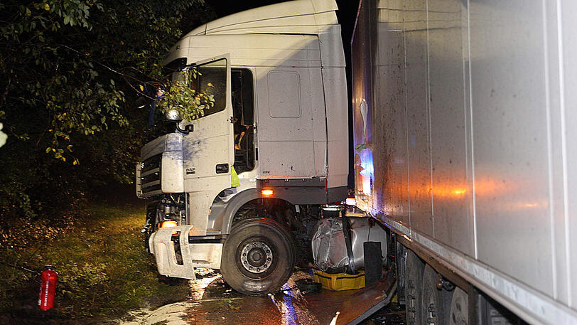 Trümmerfeld auf der B304 - die Straße musste für Stunden gesperrt werden. Bilder vom Bergungseinsatz.