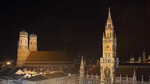 Die Frauenkirche und das Rathaus werden am Dienstagabend Teil einer Lichtinstallation.