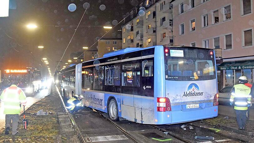 Der MVG-Bus missachtete das Rotlicht und schlitterte am Ende demoliert in das Tram-Gleisbett.