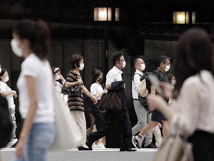 Passanten mit Mund-Nasen-Schutz in Tokio.
