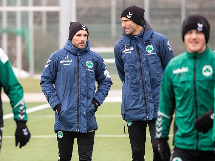 Trainer Stefan Leitl (l) mit Co-Trainer Andre Mijatovic (2.v.r.) bei einem Training. Foto: Daniel Karmann/dpa/Archivbild