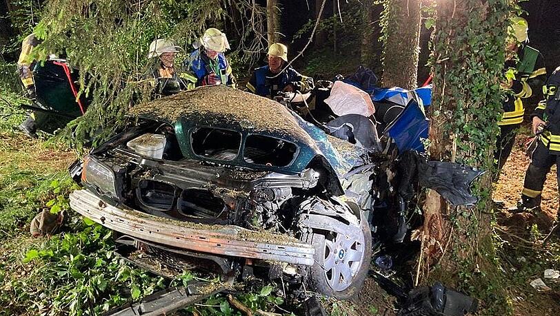 Insgesamt waren etwa 60 Einsatzkräfte an der Unfallstelle. Insgesamt waren etwa 60 Einsatzkräfte an der Unfallstelle.