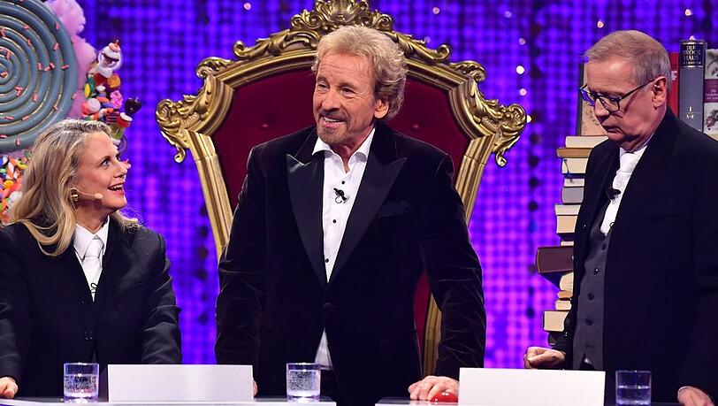 Barbara Schöneberger, Thomas Gottschalk (M.) und Günther Jauch waren am 6. Dezember zum letzten Mal bei "Denn sie wissen nicht, was passiert" dabei. Für die nächste Ausgabe am 13. Dezember hat RTL ein fünfköpfiges Team angekündigt. Barbara Schöneberger, Thomas Gottschalk (M.) und Günther Jauch waren am 6. Dezember zum letzten Mal bei "Denn sie wissen nicht, was passiert" dabei. Für die nächste Ausgabe am 13. Dezember hat RTL ein fünfköpfiges Team angekündigt.