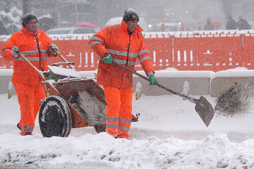 130.000 Stunden waren die Winterdienstler allein im Dezember unterwegs. Um Engpässe zu vermeiden, soll es mehr Personal geben.