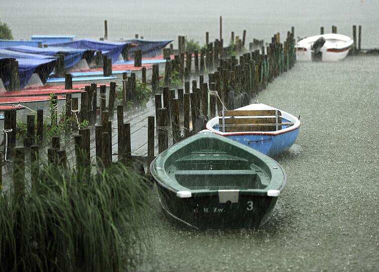 Ein wolkenbruchartiger Gewitterregen geht am 20.06.2013 auf die am Anleger vertäuten Boote am Zwischenahner Meer in Bad Zwischenahn nieder.