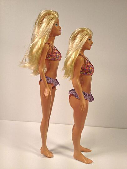Die Barbie im Original und die Barbie, die der Durchschnittsamerikanerin entspricht. Letztere ist einfach kleiner, runder und kompakter.