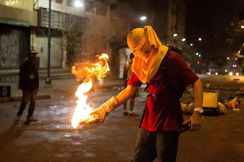 Feuer-Wurfgeschoss: In Caracas gehen die Unruhen auf den Straßen weiter.