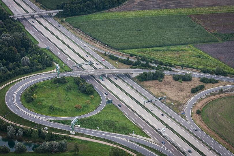 Eine runde Sache: Diese Auffahrt am Autobahnkreuz Neufahrn schlängelt sich in einer großzügigen Kurve um die A 92.