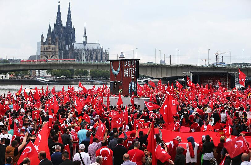 Anhänger des türkischen Staatspräsidenten Erdogan schwenken am 31.07.2016 in Köln türkische Fahnen.