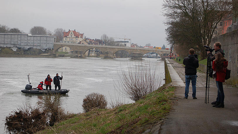 Bilder vom Donnerstag: Einsatzkräfte suchen die Donau nach der vermissten Studentin Malina ab.