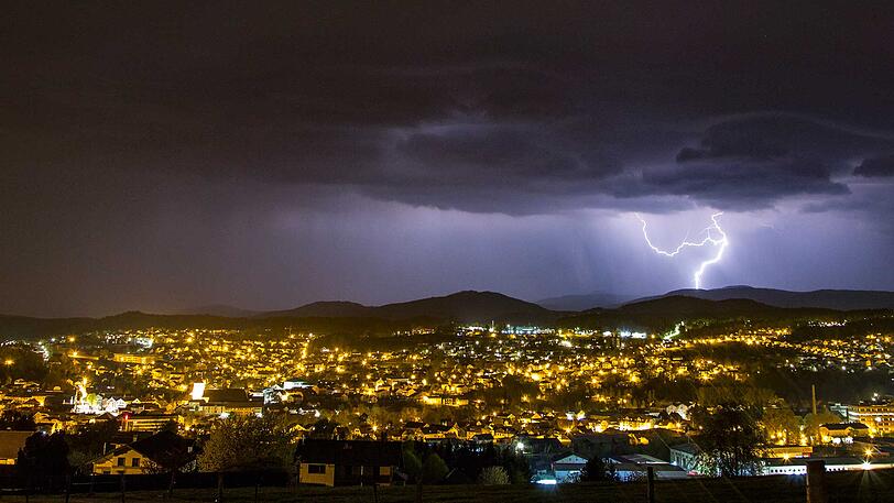 Eine grandiose Blitzshow mit unzähligen Erdblitzen waren vom Regener Ortsteil Schützenhof (Lkr. Regen) aus zu bewundern.