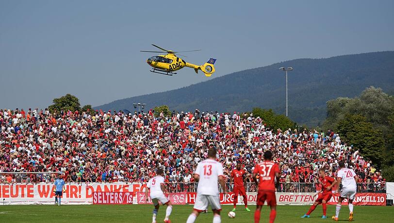 2015: Auch beim Spiel Fanclub Red Power gegen die Bayern in Deggendorf war der Rettungshubschrauber im Einsatz. 2015: Auch beim Spiel Fanclub Red Power gegen die Bayern in Deggendorf war der Rettungshubschrauber im Einsatz.