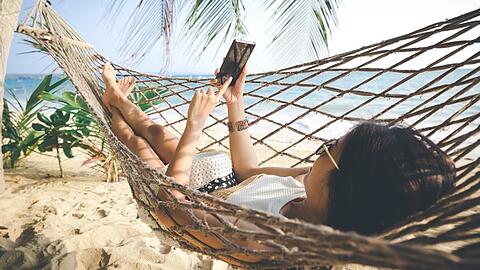 Auch im Urlaub darf für viele das Smartphone nicht fehlen.