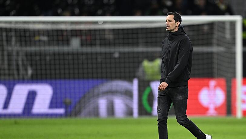 Der Cheftrainer des Fußball-Bundesligisten Eintracht Frankfurt: Dino Toppmöller läuft über das Spielfeld.