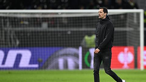 Der Cheftrainer des Fußball-Bundesligisten Eintracht Frankfurt: Dino Toppmöller läuft über das Spielfeld.