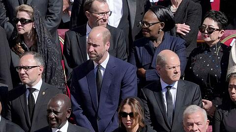 Während der Trauerfeier hatte Scholz einen Platz neben Prinz William.