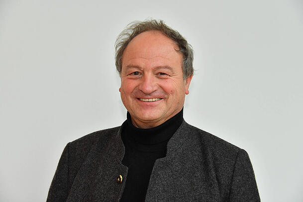 Pfarrer Rainer Maria Schießler ist bekannt für unkonventionelle Predigten. Am Sonntag liest er Ludwig Thomas „Heilige Nacht“. Pfarrer Rainer Maria Schießler ist bekannt für unkonventionelle Predigten. Am Sonntag liest er Ludwig Thomas „Heilige Nacht“.