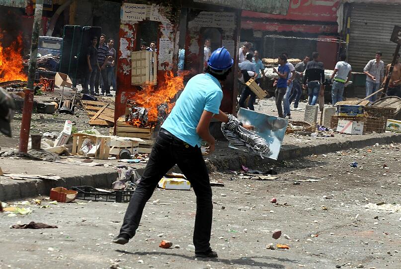 Drei Wochen vor der Präsidentenwahl in Ägypten sind bei Zusammenstößen zwischen Schlägertrupps und Demonstranten in Kairo mindestens elf Menschen getötet worden. Soldaten und Polizisten griffen mehrere Stunden lang nicht ein, obwohl die blutigen Ausschreitungen in direkter Nähe des Verteidigungsministeriums stattfanden, berichteten Augenzeugen am Mittwoch. Die Bilder aus Kairo.