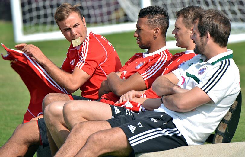 Die Bilder vom Besuch der Bayern auf dem Schalke-Trainingsgelände.