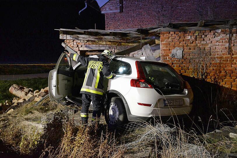 Der Mann krachte mit seinem Auto in ein unbewohntes Haus