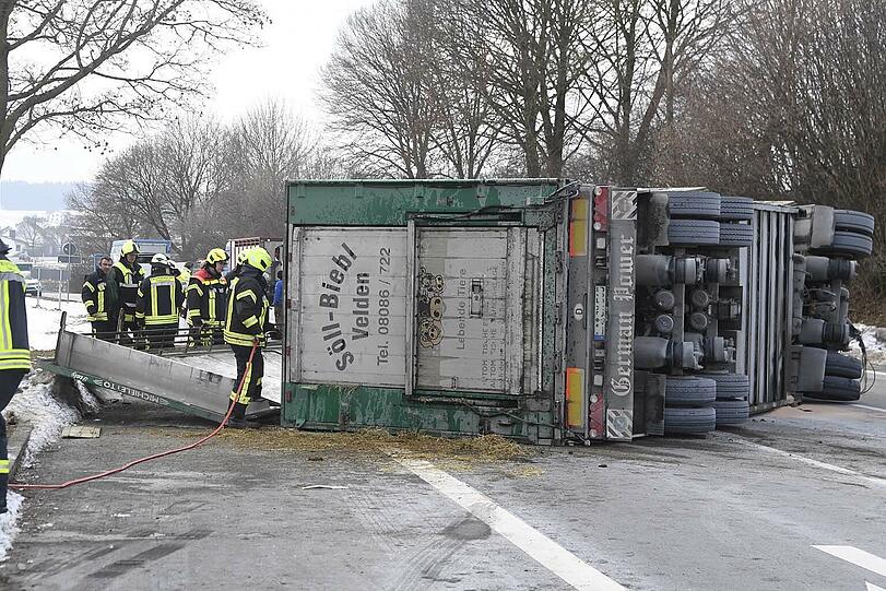 Zehn Rinder haben am Montagnachmittag die Einsatzkräfte auf Trab gehalten: Sie waren bei einem Unfall ausgebüxt und weigerten sich beharrlich wieder in den Anhänger zu klettern.