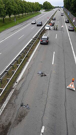 Die mit Fahrzeugteilen übersäte Unfallstelle erstreckte sich über eine Distanz von hundert Metern.