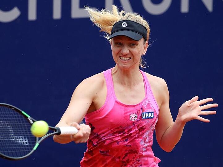 Tennisspielerin Mona Barthel aus Neumünster spielt den Ball. Foto: Daniel Karmann