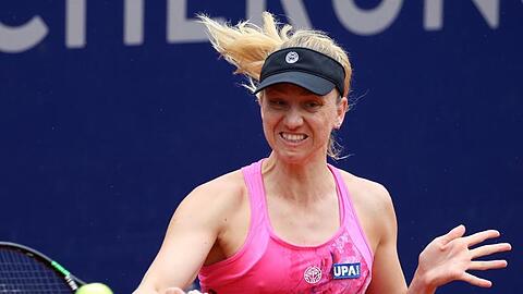 Tennisspielerin Mona Barthel aus Neumünster spielt den Ball. Foto: Daniel Karmann