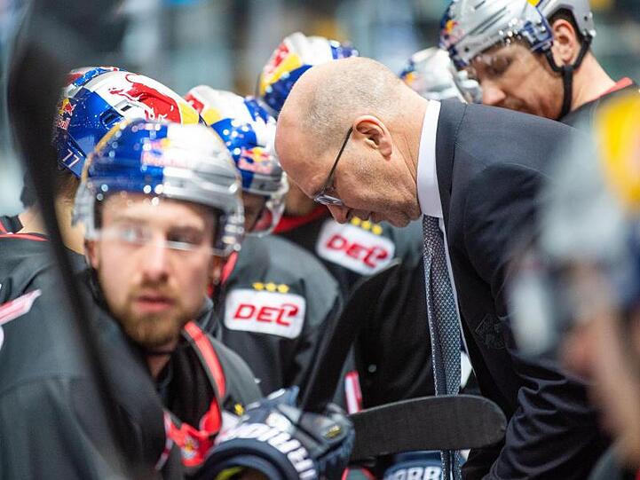 Trainer Don Jackson (M) von Red Bull München gibt während eines Spiels Anweisungen an die Spieler. Foto: Lino Mirgeler/dpa/Archivbild