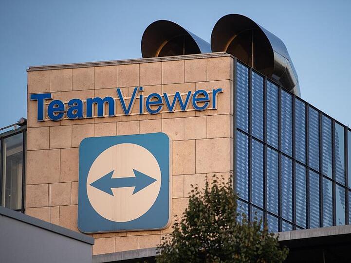 Das Logo des Software-Herstellers Teamviewer am Hauptsitz des Unternehmens in Göppingen.