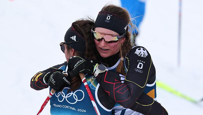 Laura Gimmler (r) und Coletta Rydzek spenden sich gegenseitig Trost.