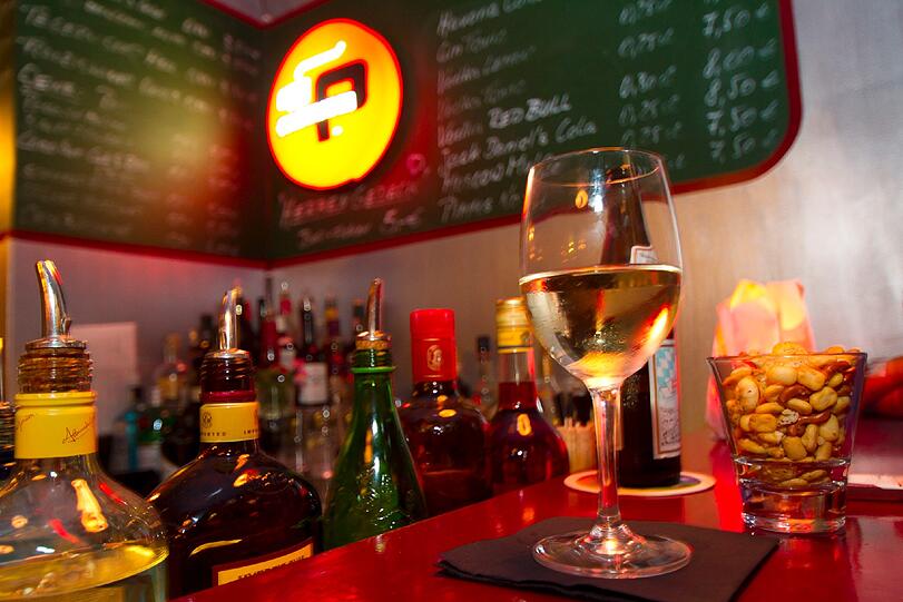 Netter Service: Zu den Drinks kommen Knabbereien auf den Tresen.
