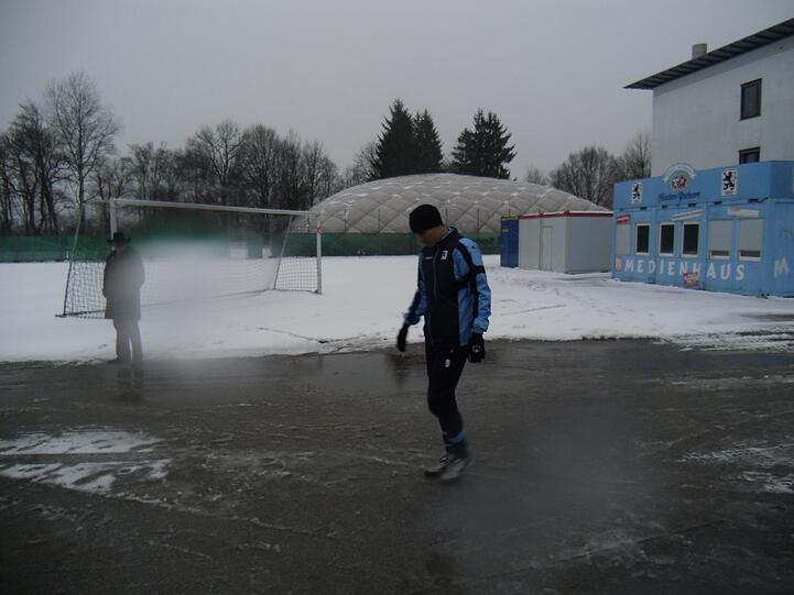 Hart , härter, Alexander Schmidt. Der Trainer des TSV 1860 schickte seine Jungs am Montagvormittag trotz klirrender Kälte, Schneeregen und schneebedeckten Trainingsplätzen raus zum Anschwitzen. Am Abend spielen die Löwen gegen den 1. FC Kaiserslautern. Die Bilder vom Matsch-Training