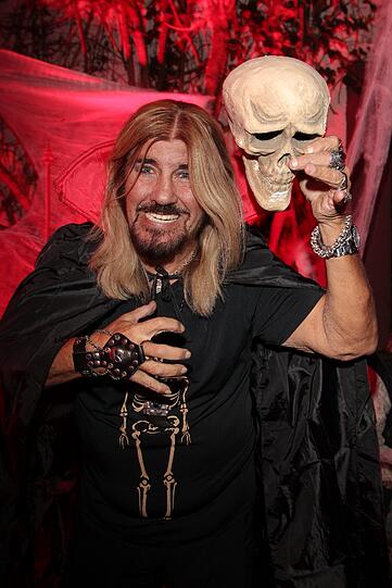 Abi Ofarim mit Totenkopf