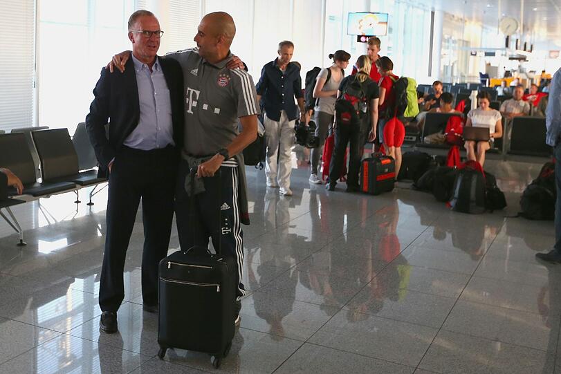 Die Stars des FC Bayern auf dem Weg nach China - die Bilder vom Flughafen München.
