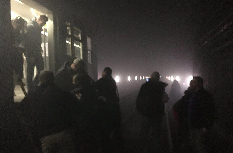 Sofort wurde das komplette Metronetz gesperrt. Ein erstes Bild zeigt, wie Passagiere im Metro-Tunnel aus einer U-Bahn steigen.