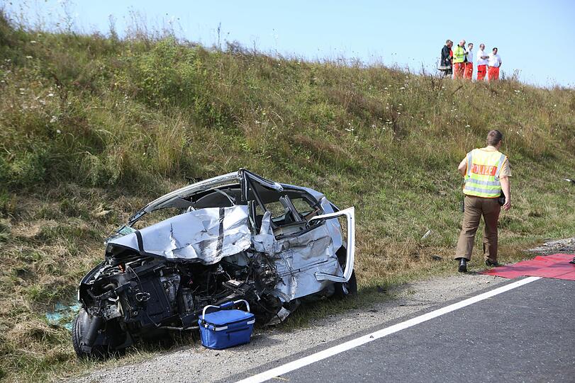 Horror-Unfall in Unterfranken: Bei dem Frontal-Crash kommen zwei Menschen ums Leben.
