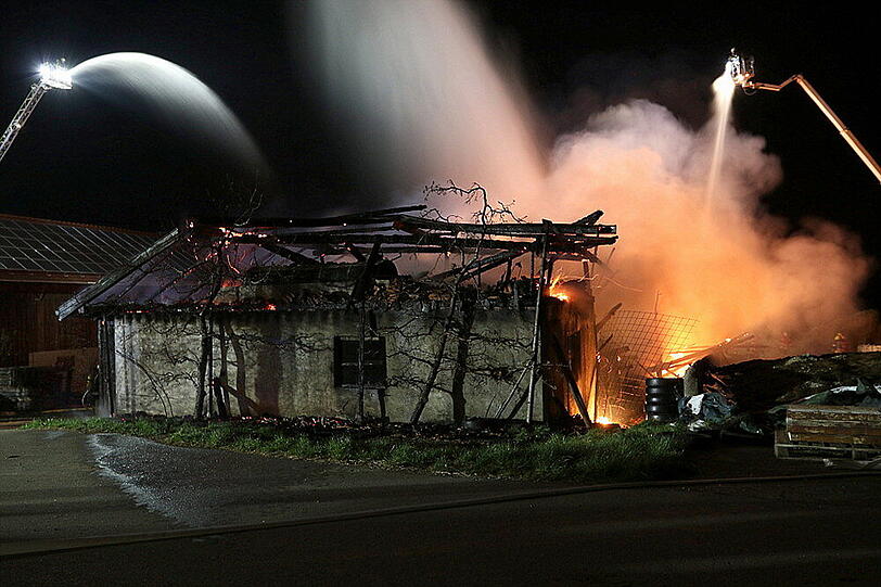 Eine komplett zerstörte Maschinenhalle und ein Großaufgebot der Feuerwehr: Die Bilder aus Baumhaum.
