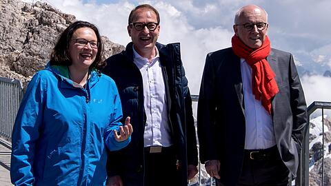 Alexander Dobrindt (M), Landesgruppenchef der CSU, Andrea Nahles (l), Bundesvorsitzende der SPD, und Volker Kauder (r), Vorsitzender CDU/CSU-Bundestagsfraktion beantworten auf der Zugspitze vor Beginn einer Klausurtagung von Union und SPD bei einer Pressekonferenz die Fragen von Medienvertretern.