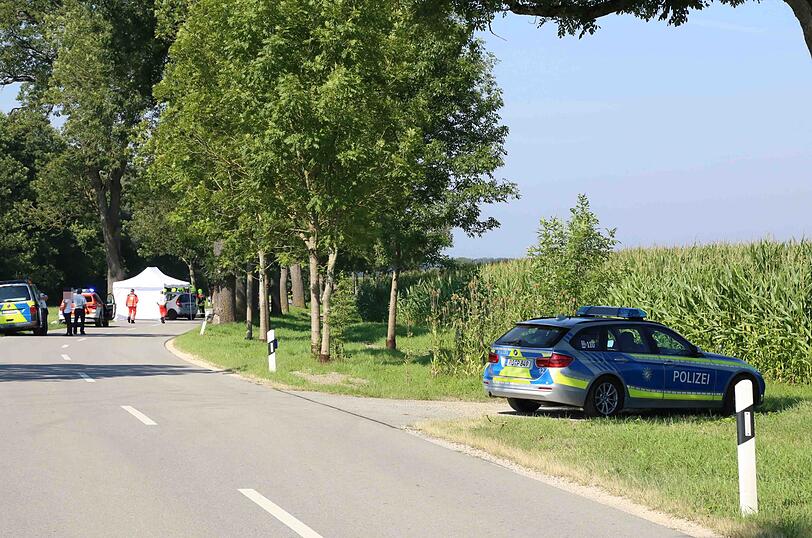 Der Mercedes kam aus bislang unbekannter Ursache von der Fahrbahn ab und prallte gegen einen Baum - der Fahrer starb noch an der Unfallstelle.