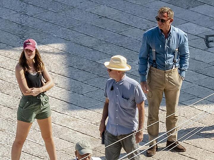 Daniel Craig (r) bei Dreharbeiten zu "Bond 25" in Süditalien.
