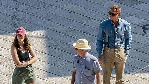 Daniel Craig (r) bei Dreharbeiten zu "Bond 25" in Süditalien.