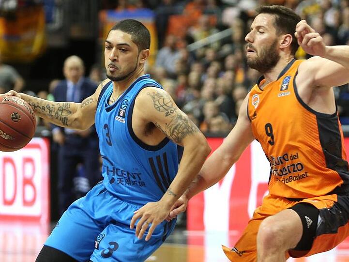 ALBA-Spielmacher Peyton Siva (l) versucht sich gegen Valencias Sam van Rossom zu behaupten.