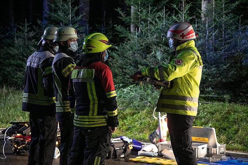 Bei dem missglückten Überholmanöver prallte ein VW Transporter frontal in einen Skoda, beide Fahrer wurden schwer verletzt.