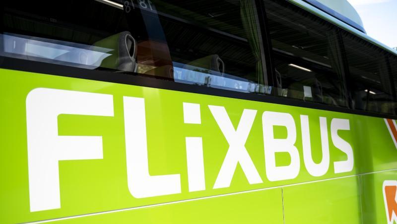 Ein Flixbus steht im Zentralen Omnibusbahnhof in Berlin.
