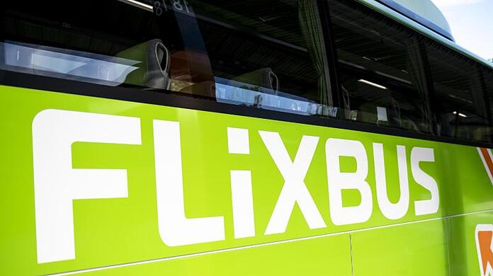 Ein Flixbus steht im Zentralen Omnibusbahnhof in Berlin.